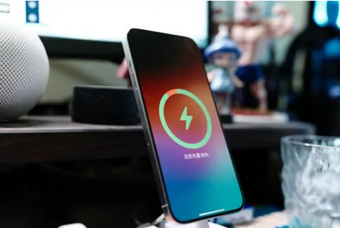 滨海苹果15换屏服务分享用什么充电器给iPhone15充电更好 